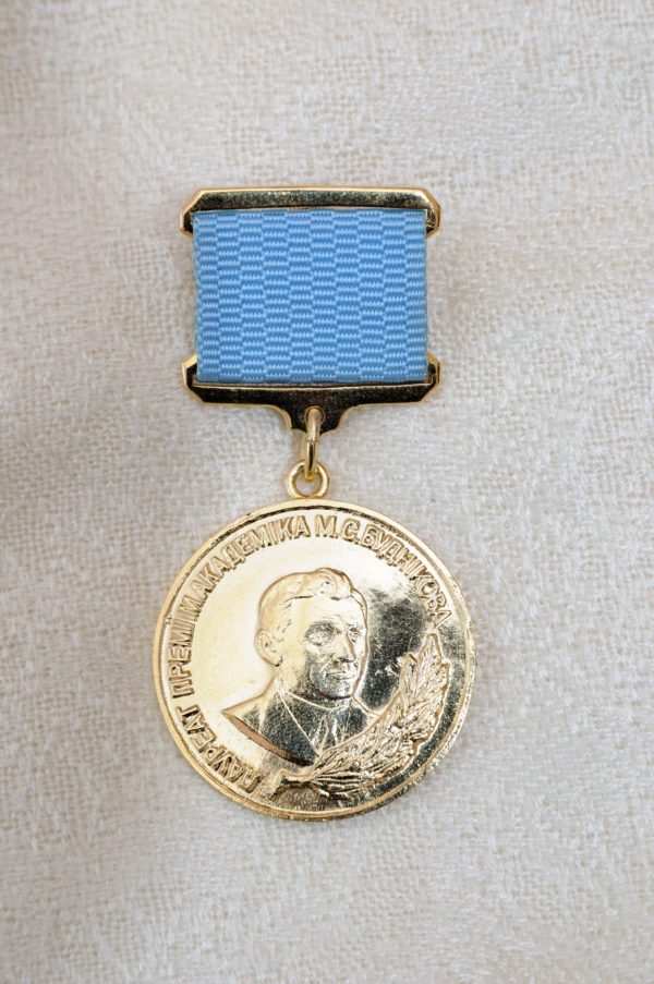 medal 2 600x903